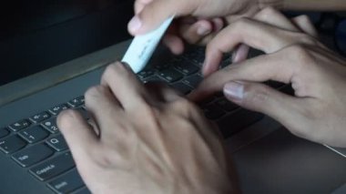 Bu dizüstü bilgisayarla çalışan adamı kapat ve motivasyon notunu al. Ayrılma, kişisel gelişim için motive edici kelimeler, ilham verici el yazısı.