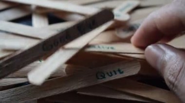 El ele tutuşmak Yaratıcı olduğum anlamına gelir. Dondurma çubuklarının ortasında motivasyon bulmak