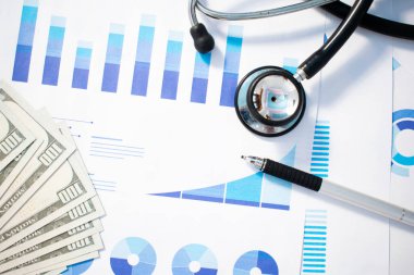 Stetoskop, Amerikan doları banknotu ve basılı istatistik tablosu. Mali, hesap, istatistik ve mali sağlık kavramı