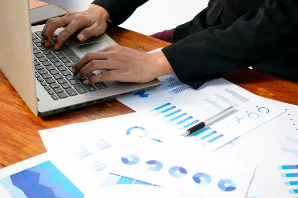 İşadamı grafik çizelgesini kalemle işaret ediyor. Mali, hesap, istatistik ve iş verileri kavramı