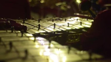 Gamelan 'ı oynayan yakın plan bir adam, Java Endonezya' dan geleneksel bir enstrümantal ya da kukla tiyatrosu.