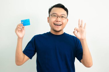 Mutlu Asyalı adamın elinde 