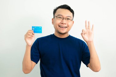 Mutlu Asyalı adamın elinde 