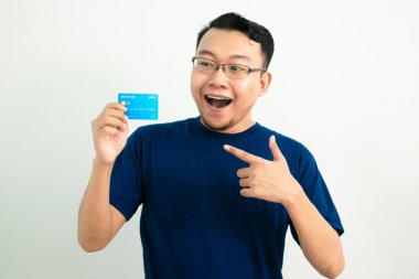 Asyalı adamın elini tutup kredi kartını göstermesine şaşırdım ve gülümsedim. Bankacılık, finansal izole, mavi renk konsepti