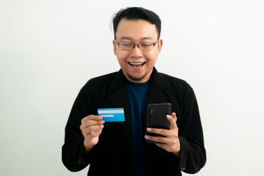 Mutlu Asyalı işadamının kredi kartı ve telefonu var. Bankacılık, Finansal ve Teknolojik İzole Kavram