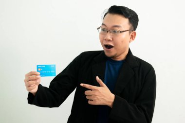 Mutlu Asyalı adam kredi kartını gösteriyor. Bankacılık, finansal tecrit kavramı