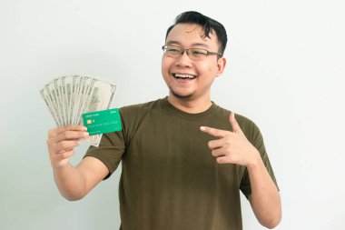 Mutlu Asyalı adam kredi kartını gösteriyor. Bankacılık, finansal izole, mavi renk konsepti