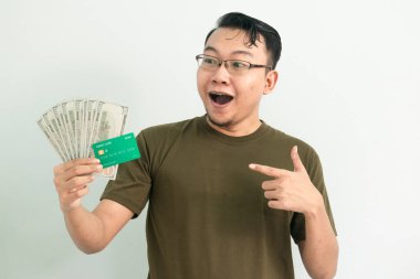 Asyalı adamın kredi kartını göstermesine şaşırdım. Bankacılık, finansal izole, mavi renk konsepti