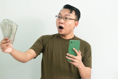 Asyalı adamın para ve telefonu elinde tutmasına şaşırdım. Bankacılık, finans ve teknoloji izole edilmiş, yeşil renk kavramı