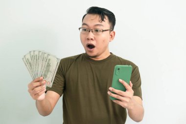 Asyalı adamın para ve telefonu elinde tutmasına şaşırdım. Bankacılık, finans ve teknoloji izole edilmiş, yeşil renk kavramı