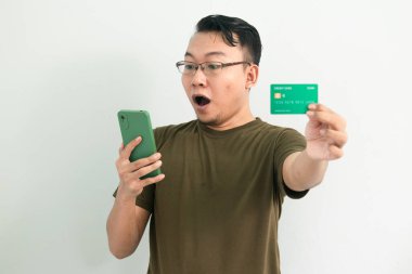 Asyalı adamın kredi kartı ve telefonla alışveriş yapmasına şaşırdım. Bankacılık, finans ve teknoloji izole edilmiş, yeşil renk kavramı