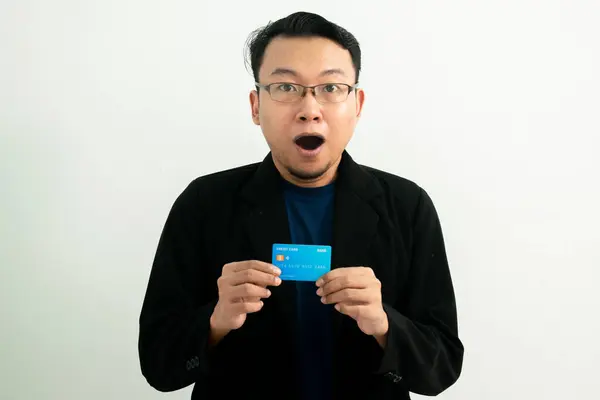 Asyalı iş adamının kredi kartı olmasına şaşırdım. Bankacılık, finansal tecrit kavramı