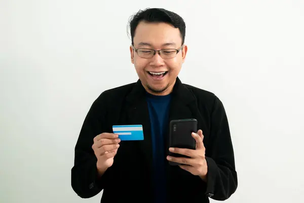 Mutlu Asyalı işadamının kredi kartı ve telefonu var. Bankacılık, Finansal ve Teknolojik İzole Kavram