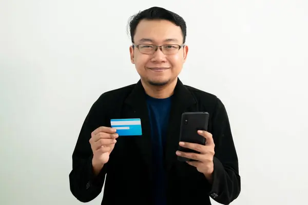 Mutlu Asyalı işadamının kredi kartı ve telefonu var. Bankacılık, Finansal ve Teknolojik İzole Kavram
