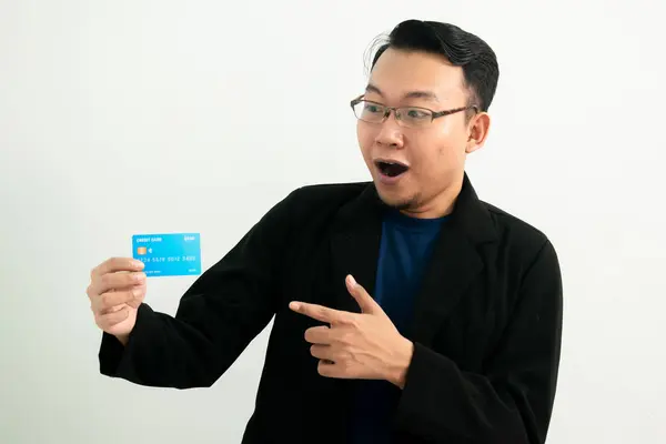 Mutlu Asyalı adam kredi kartını gösteriyor. Bankacılık, finansal tecrit kavramı