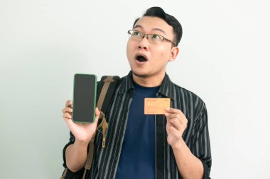 Telefon ve kredi kartı gösteren Asyalı bir öğrenci. Bankacılık, finansal tecrit kavramı