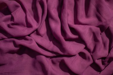 Yumuşak mor kumaş dalgalı buruşuk arkaplan dokusu.