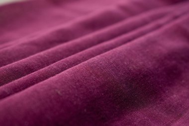Katlanmış Mor kumaş arkaplan dokusu.