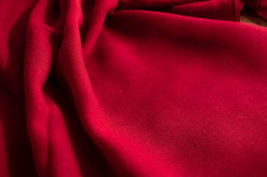 Kopya alanı ile kırmızı kumaş dalgalı buruşuk arkaplan dokusu.