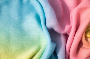 Gradyan sarı pembe ve yeşil kumaş dalgalı buruşuk arkaplan dokusu kopya alanı ile.