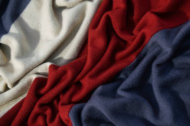 Üç kat renkli gri beyaz süt ve örgü örülmüş kumaş dalgalı arkaplan dokusunda kırmızı.