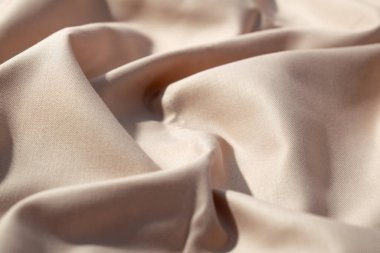 İpek parlak açık kahverengi kumaş arkaplan dokusunu kapat.