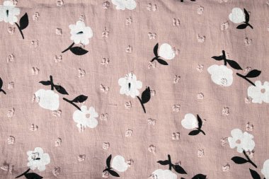 Çıplak pembe kumaş arkaplan dokusunda çiçek deseni.