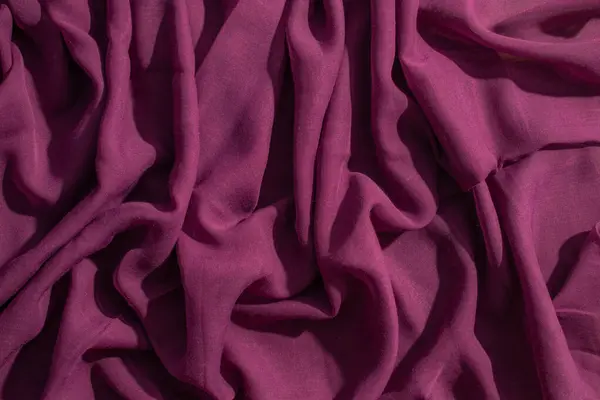 Yumuşak mor kumaş dalgalı buruşuk arkaplan dokusu.
