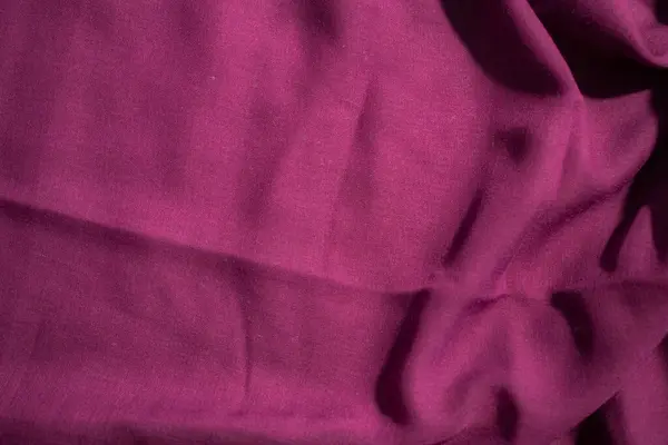 Yumuşak mor kumaş dalgalı buruşuk arkaplan dokusu kopyalama alanı ile.