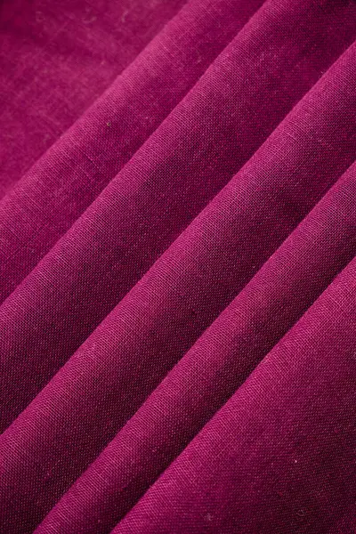 Katlanmış Mor kumaş arkaplan dokusu.