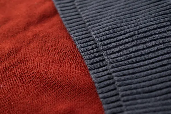 Koyu gri örgü kumaş arkaplan dokusunu kapat.