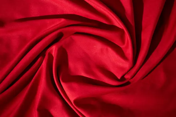 Kırmızı kumaş dalgalı buruşuk arkaplan dokusu kopyalama alanı ile.