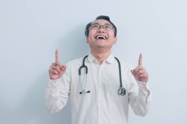 Neşeli Asyalı erkek doktor, erkek hemşire izole edilmiş beyaz arka plan pozu veriyor.