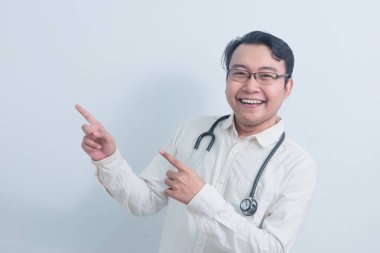 Neşeli Asyalı erkek doktor, erkek hemşire izole edilmiş beyaz arka plan pozu veriyor.