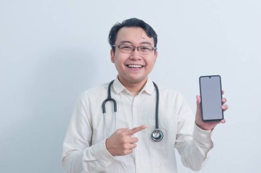Mutlu Asyalı erkek doktor, erkek hemşire telefonu gösterip izole beyaz arka plan gösteriyor..