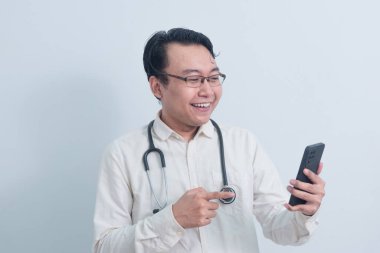 Neşeli Asyalı erkek doktor, erkek hemşire izole beyaz arka plan kullanıyor..