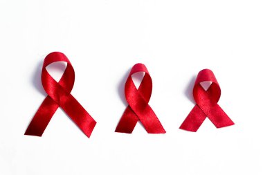 Kırmızı kurdeleler, HIV farkındalığı konsepti, dünya AIDS günü, dünya hipertansiyon günü, dünya kanser günü beyaz arkaplan üzerinde fotokopi alanı.