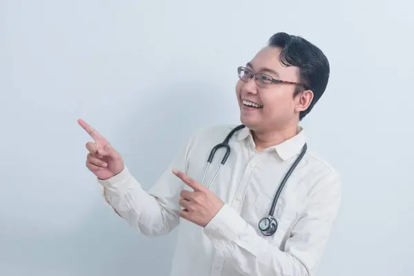 Neşeli Asyalı erkek doktor, erkek hemşire izole edilmiş beyaz arka plan pozu veriyor.