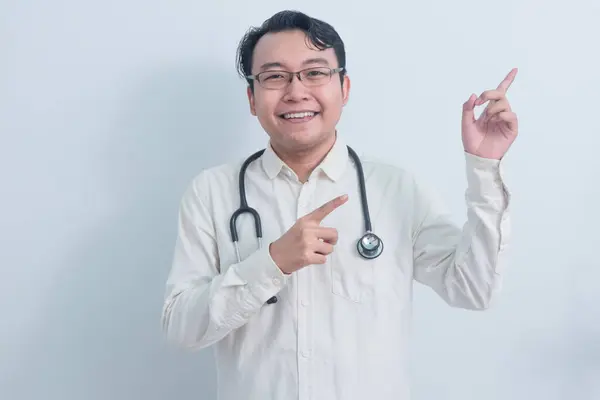 Neşeli Asyalı erkek doktor, erkek hemşire izole edilmiş beyaz arka plan pozu veriyor.