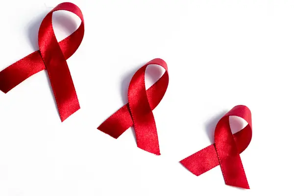 Kırmızı kurdeleler, HIV farkındalığı konsepti, dünya AIDS günü, dünya hipertansiyon günü, dünya kanser günü beyaz arkaplan üzerinde fotokopi alanı.