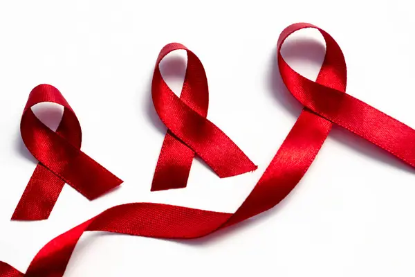 Kırmızı kurdeleler, HIV farkındalığı konsepti, dünya AIDS günü, dünya hipertansiyon günü, dünya kanser günü beyaz arkaplan üzerinde fotokopi alanı.