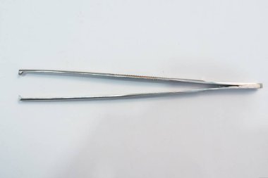Kesme forseps beyaz arka planda izole edildi. Tıbbi araçlar
