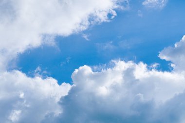 Mavi gökyüzünde havadan beyaz bulutlar. Mavi gökyüzü geri kafalı doğa. Gökyüzünden güzel bulutlu manzara, güneşli cennet manzarası, popodan kopyalanmış gökyüzü manzarası