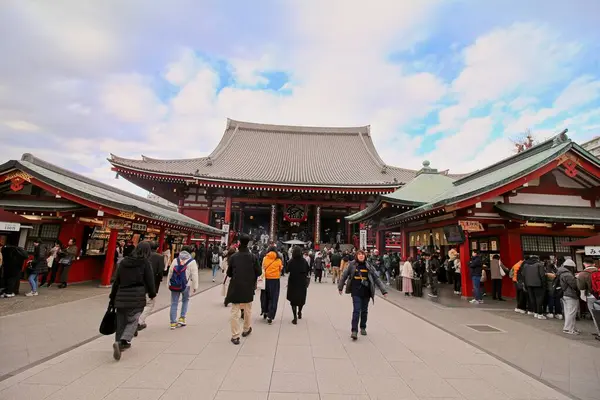 Tokyo, Japonya - 2 Mart 2024: Sensoji Tapınağı girişi arkasında tapınak ve yan tarafında binalar