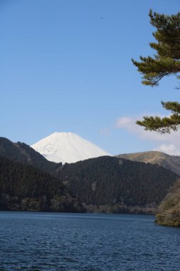 Fuji-san Fuhi Dağı açık mavi bir günde arkada ve önde Ashi Gölü.