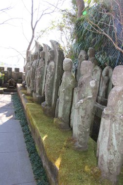 Kamakura, Japonya - 4 Mart 2024: Budist Hase-kannon Hasedera Tapınağı kompleks taş figürleri