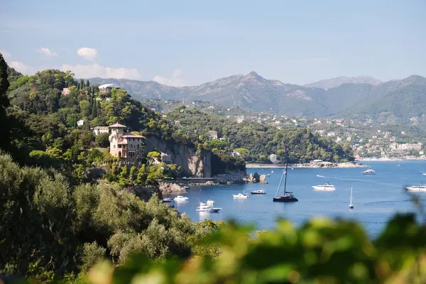 İtalya 'daki Portofino' nun güzel manzarası. Suda kayıklar, arka planda dağlar.