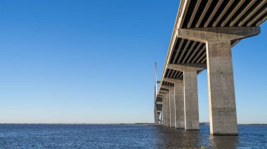 Sidney Lanier Köprüsü 'nün Brunswick, Georgia' daki yapısına bakış açısı.
