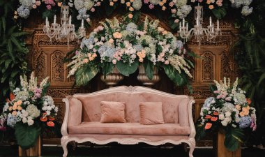 Basit ve güzel Endonezya düğün dekorasyonu, güzel bir düğün töreni, düğün çiçekleri süslemesi, çiçek arkaplanı..