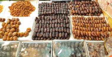 Lezzetli hurmalar, salkımlı hurma ağaçları, Ramazan ayı boyunca popüler olan pazarda satılan tarihler